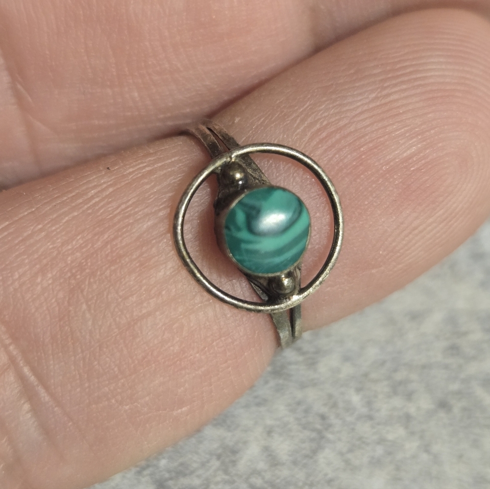 Elegant Srerling Silver 925 and Green Stone Ring SZ: 4.5/5